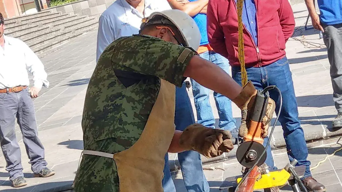 Personal de Sedena participa en la destrucción de las armas. foto Cortesía.